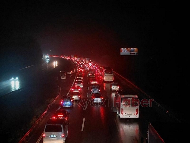 Tatilciler Sakarya geçişinde kilometrelerce araç kuyruğu oluşturdu
