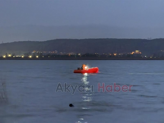 Sapanca Gölü'nde kayıp kanocuyu arama çalışmaları sürüyor
