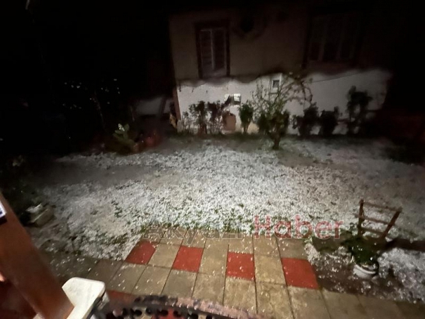 Akyazı'da akşam saatlerinde dolu sürprizi