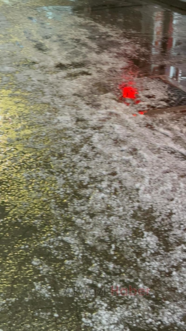 Akyazı'da akşam saatlerinde dolu sürprizi