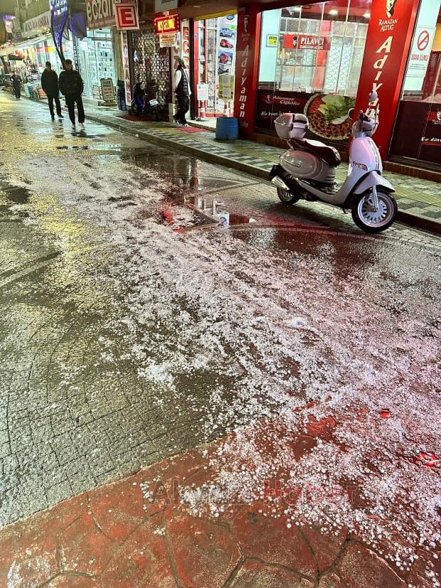 Akyazı'da akşam saatlerinde dolu sürprizi
