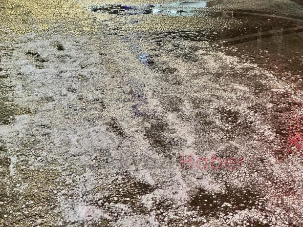 Akyazı'da akşam saatlerinde dolu sürprizi