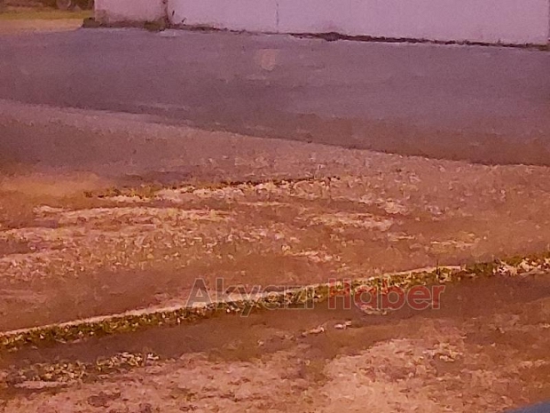 Akyazı'da akşam saatlerinde dolu sürprizi