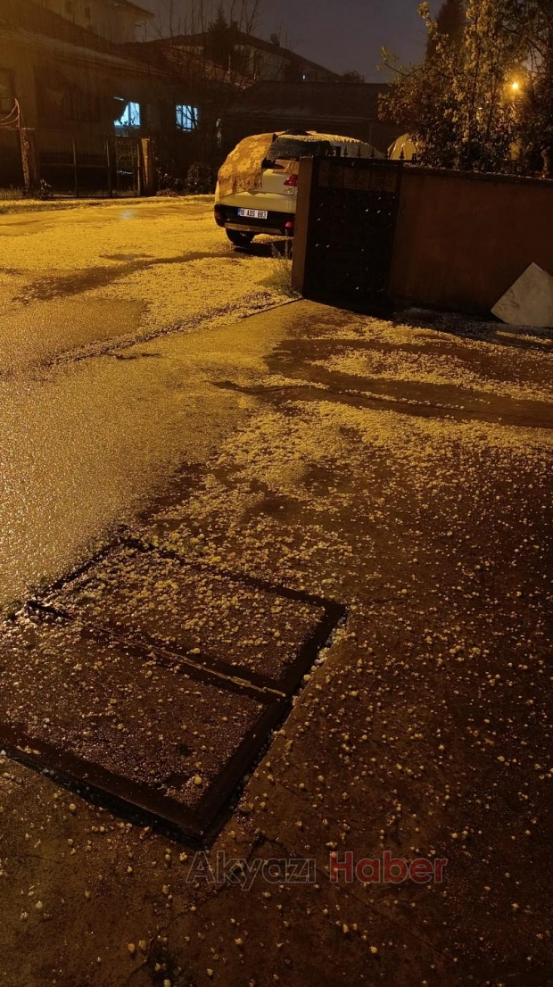 Akyazı'da akşam saatlerinde dolu sürprizi
