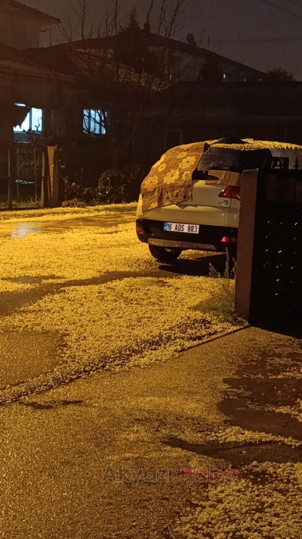 Akyazı'da akşam saatlerinde dolu sürprizi