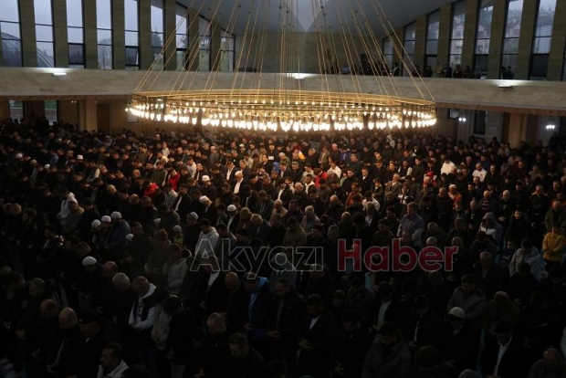 11 ayın sultanı, bayram namazıyla uğurlandı