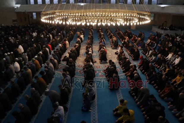 11 ayın sultanı, bayram namazıyla uğurlandı