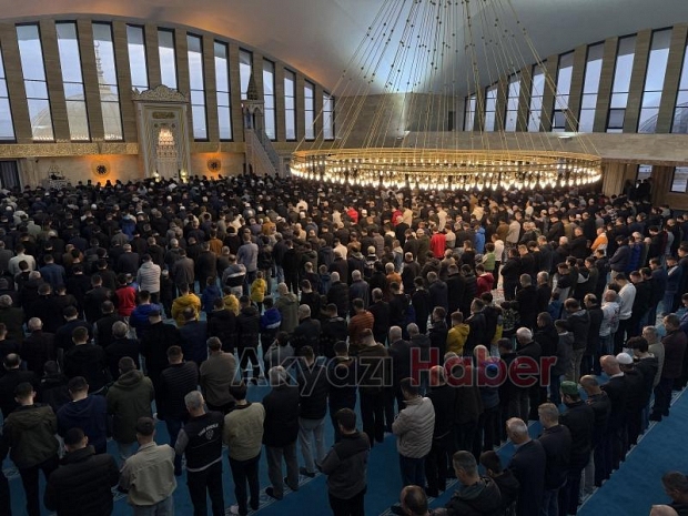 11 ayın sultanı, bayram namazıyla uğurlandı
