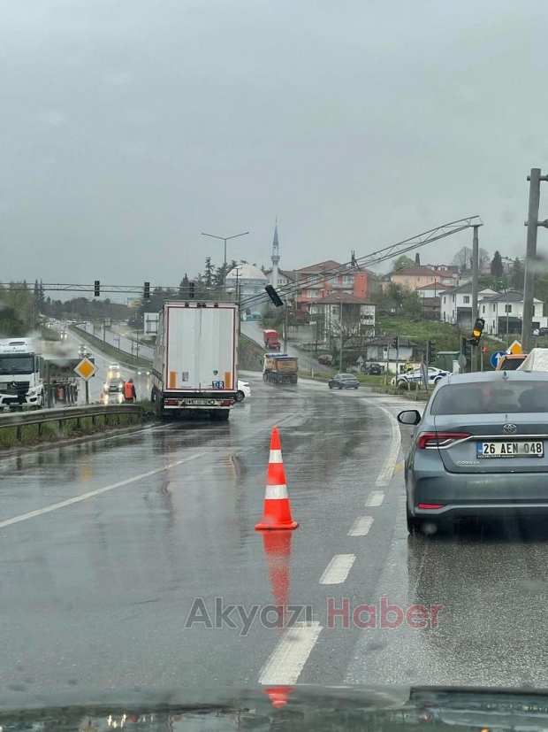 Serdivan’da Tır Trafik Işıkları Direğine Çarptı, Yol Trafiğe Kapandı