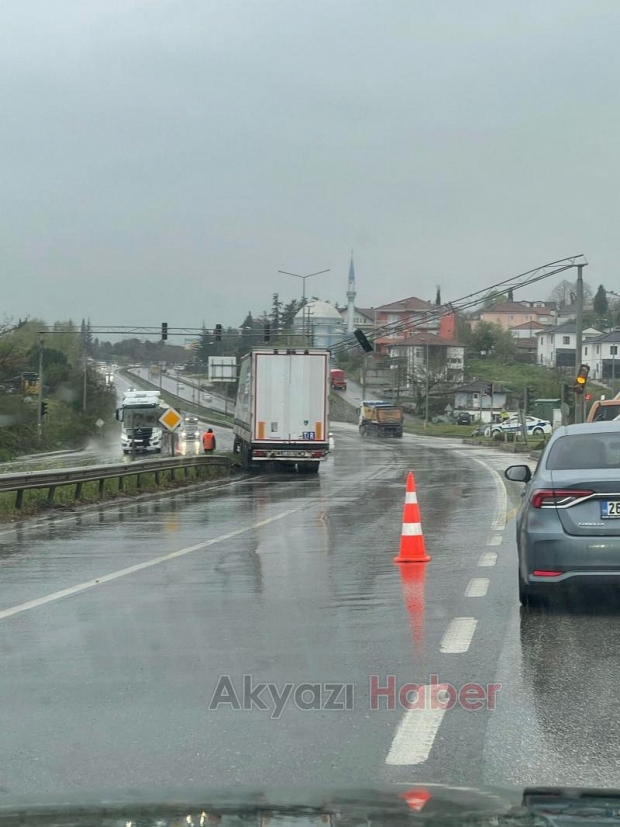 Serdivan’da Tır Trafik Işıkları Direğine Çarptı, Yol Trafiğe Kapandı