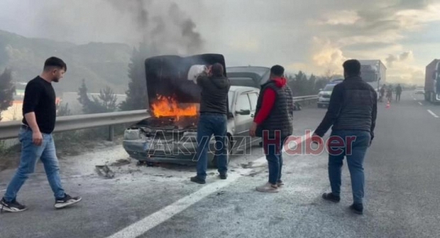 Otomobil alev aldı, söndürme tüpleri ile yetiştiler