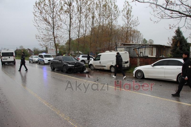 Batakköy'de İki Araç Çarpıştı: Savrulan Araç İşyeri Duvarını Yıktı, 2 yaralı 