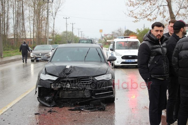 Batakköy'de İki Araç Çarpıştı: Savrulan Araç İşyeri Duvarını Yıktı, 2 yaralı 