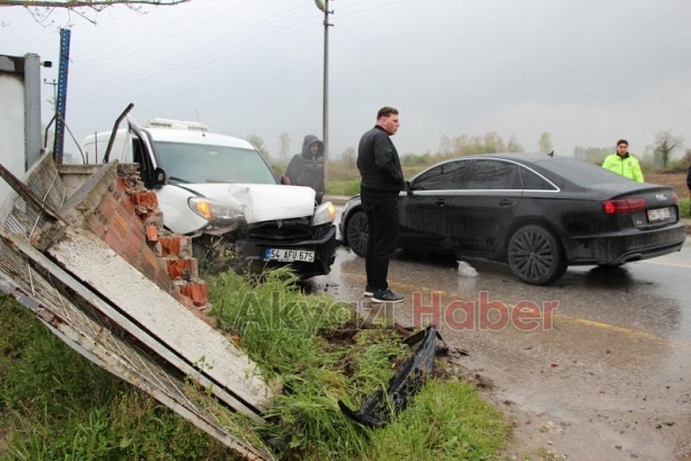 Batakköy'de İki Araç Çarpıştı: Savrulan Araç İşyeri Duvarını Yıktı, 2 yaralı 
