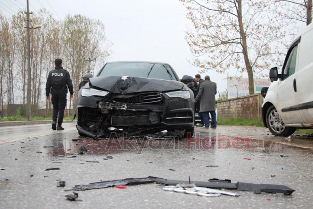 Batakköy'de İki Araç Çarpıştı: Savrulan Araç İşyeri Duvarını Yıktı, 2 yaralı 