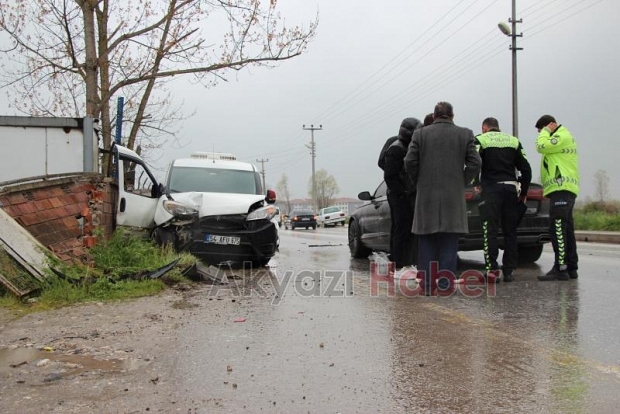 Batakköy'de İki Araç Çarpıştı: Savrulan Araç İşyeri Duvarını Yıktı, 2 yaralı 