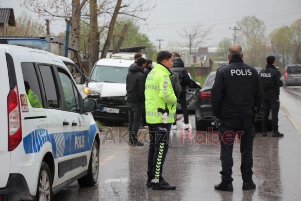 Batakköy'de İki Araç Çarpıştı: Savrulan Araç İşyeri Duvarını Yıktı, 2 yaralı 