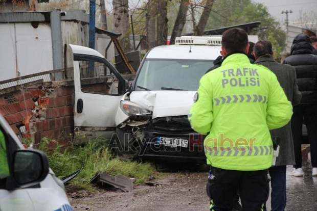 Batakköy'de İki Araç Çarpıştı: Savrulan Araç İşyeri Duvarını Yıktı, 2 yaralı 