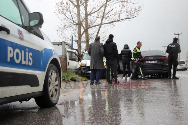 Batakköy'de İki Araç Çarpıştı: Savrulan Araç İşyeri Duvarını Yıktı, 2 yaralı 
