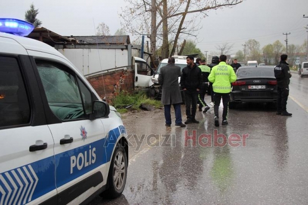 Batakköy'de İki Araç Çarpıştı: Savrulan Araç İşyeri Duvarını Yıktı, 2 yaralı 