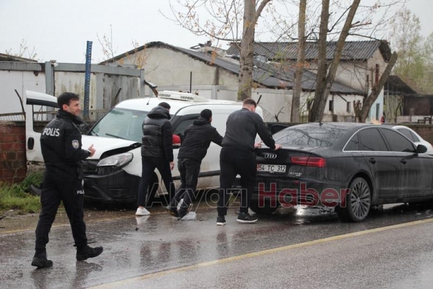 Batakköy'de İki Araç Çarpıştı: Savrulan Araç İşyeri Duvarını Yıktı, 2 yaralı 