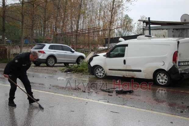 Batakköy'de İki Araç Çarpıştı: Savrulan Araç İşyeri Duvarını Yıktı, 2 yaralı 