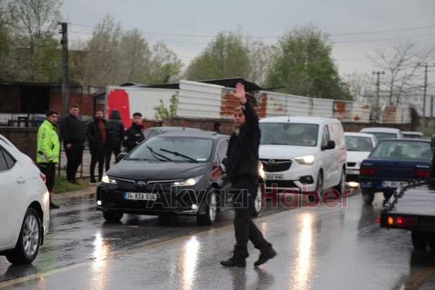 Batakköy'de İki Araç Çarpıştı: Savrulan Araç İşyeri Duvarını Yıktı, 2 yaralı 