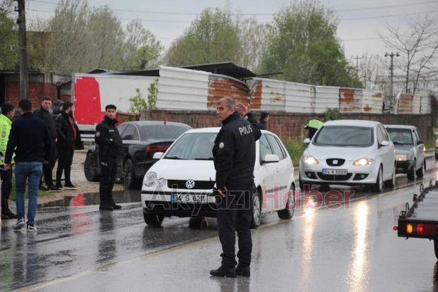 Batakköy'de İki Araç Çarpıştı: Savrulan Araç İşyeri Duvarını Yıktı, 2 yaralı 