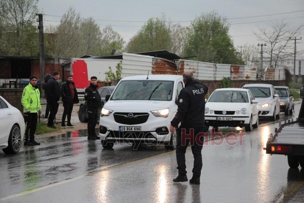 Batakköy'de İki Araç Çarpıştı: Savrulan Araç İşyeri Duvarını Yıktı, 2 yaralı 