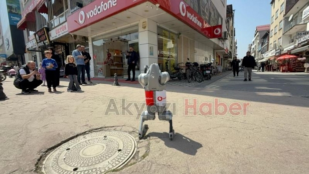 Robot Köpek Akyazılılarla Buluştu
