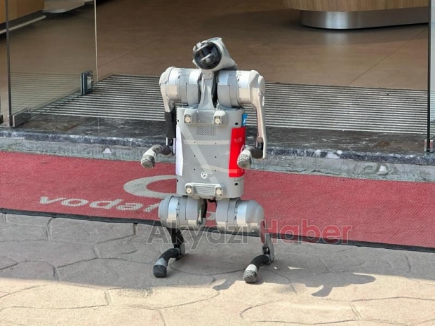 Robot Köpek Akyazılılarla Buluştu