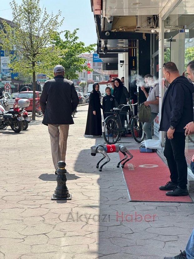 Robot Köpek Akyazılılarla Buluştu