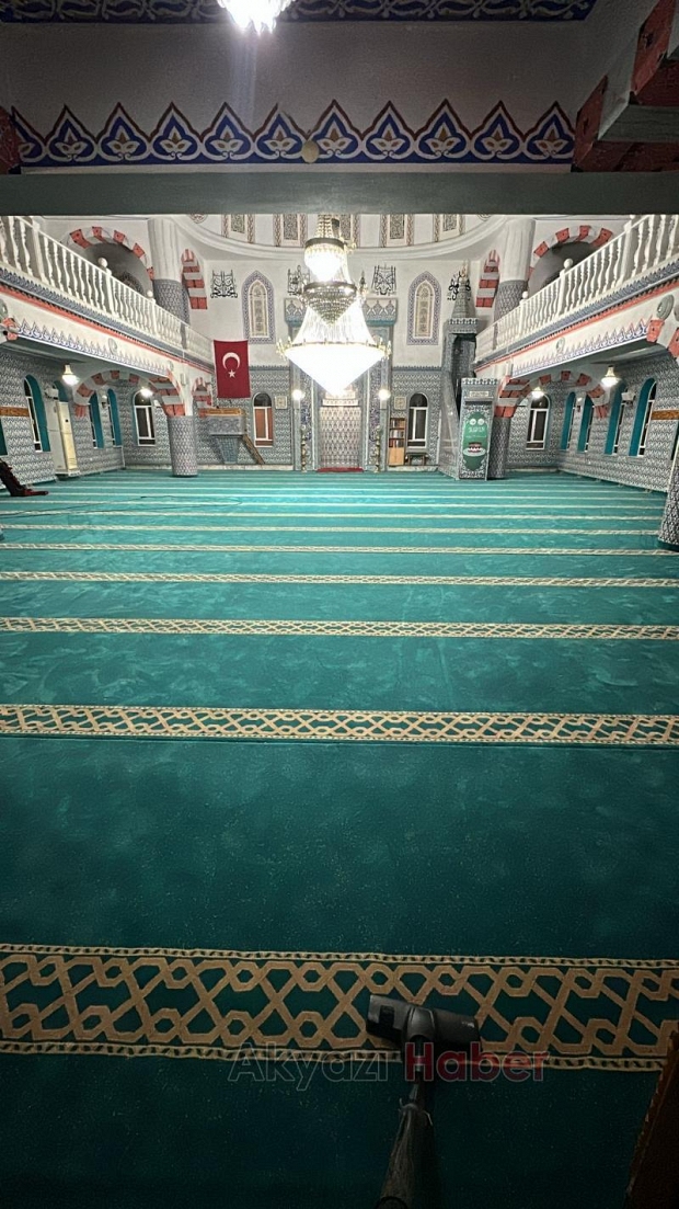 Kuzuluk Mevlana Camii’nde halılar yenilendi