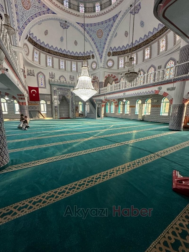 Kuzuluk Mevlana Camii’nde halılar yenilendi
