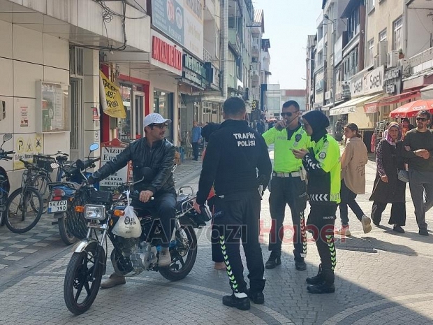Trafik Polisi Alarmda: Yaya Alanlarına Giren Araçlara Geçit Yok!