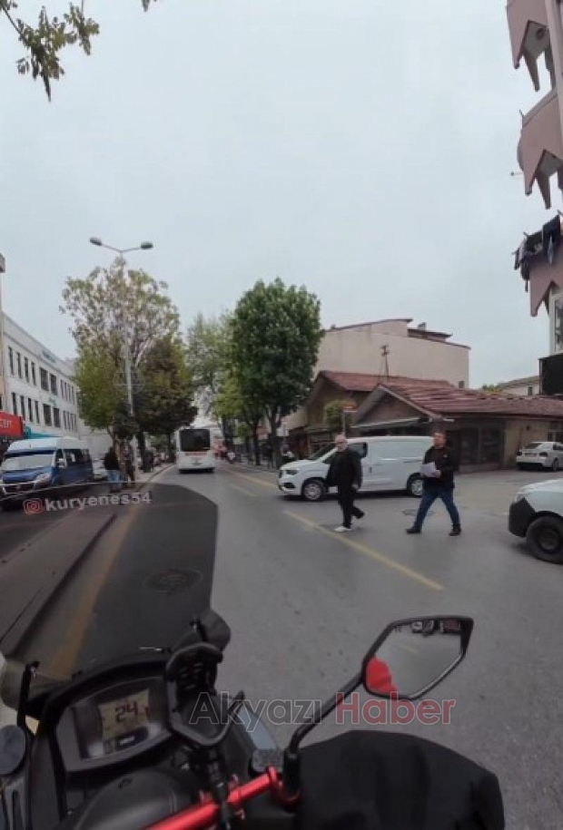 Depremde kaçış anı kameraya yansıdı