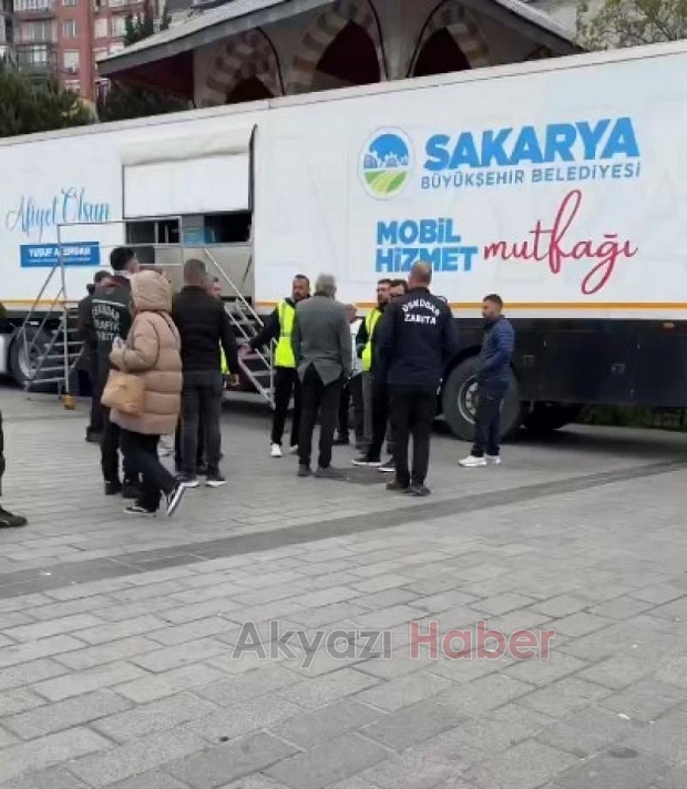 Üsküdar'da Sakarya Büyükşehirin yardım tırı meydandan kaldırıldı