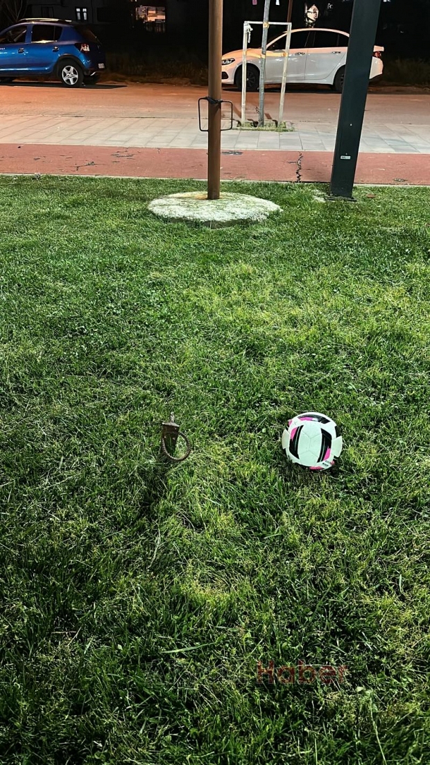 Akyazı SGM parkındaki çimlere çakılan kazıklar tehlike oluşturuyor