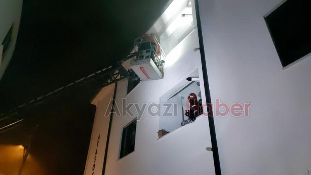 Yangında mahsur kalanlar kurtarıldı