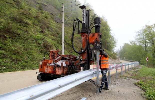Uçurum Kenarlarına Güvenlik Duvarı: Büyükşehir'den Taşyatak'a Çelik Bariyer Uygulaması