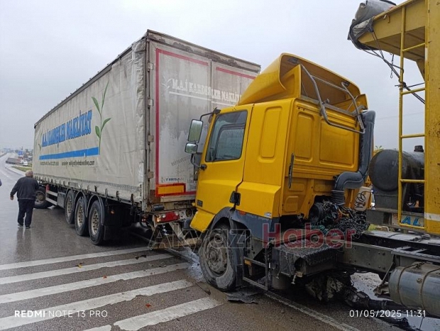 Makaslayan tır zincirleme kazaya neden oldu
