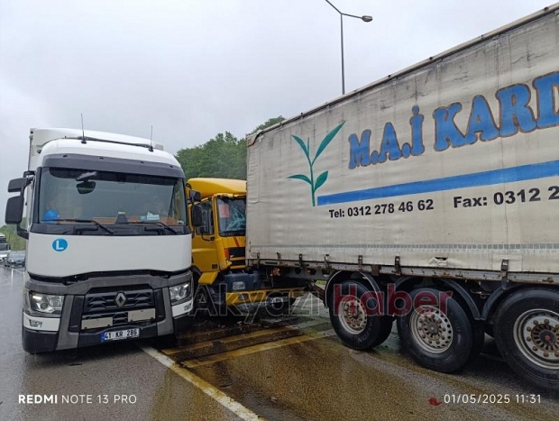 Makaslayan tır zincirleme kazaya neden oldu