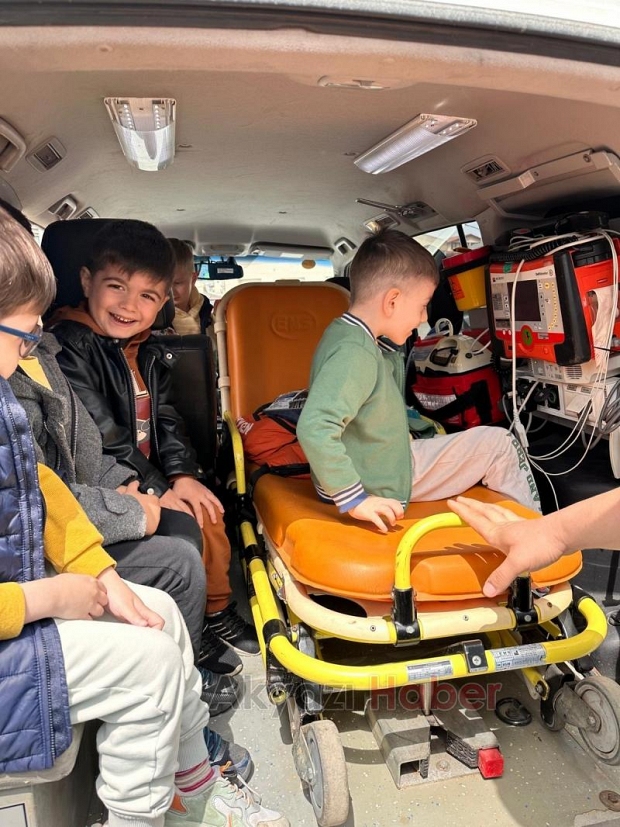 Minik Öğrenciler Ambulansları Yakından Tanıdı