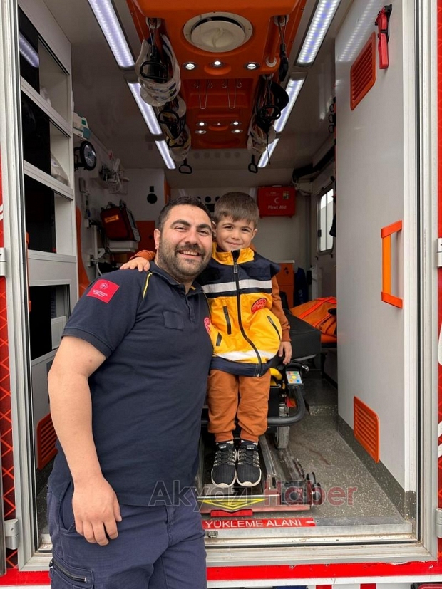 Minik Öğrenciler Ambulansları Yakından Tanıdı