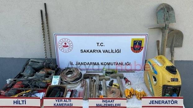 İş makinesi ile define ararken suçüstü yakalandılar