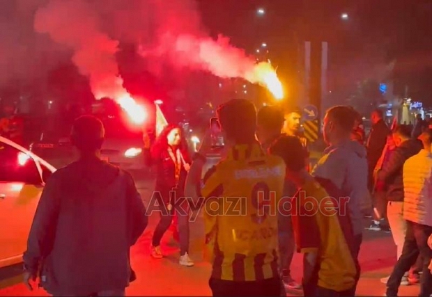 Galatasaray taraftarları Akyazı da şampiyonluğu kutladı