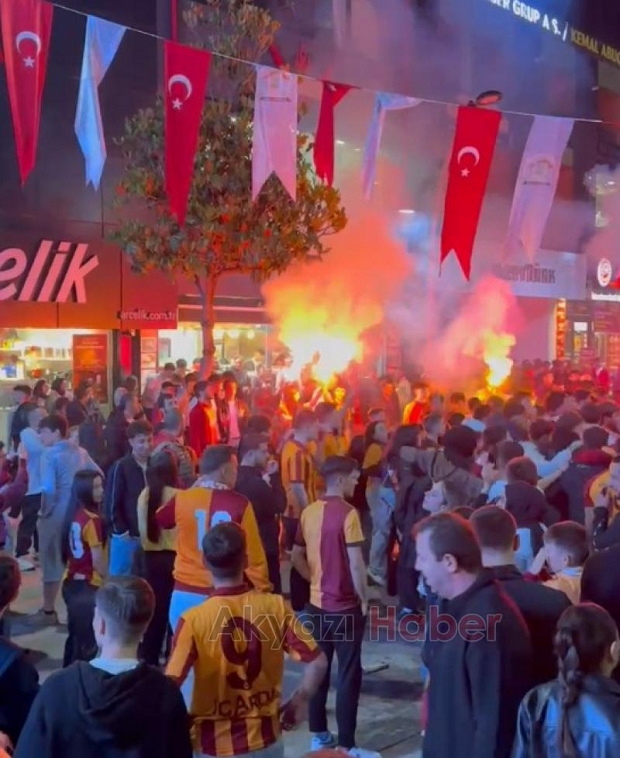 Galatasaray taraftarları Akyazı da şampiyonluğu kutladı