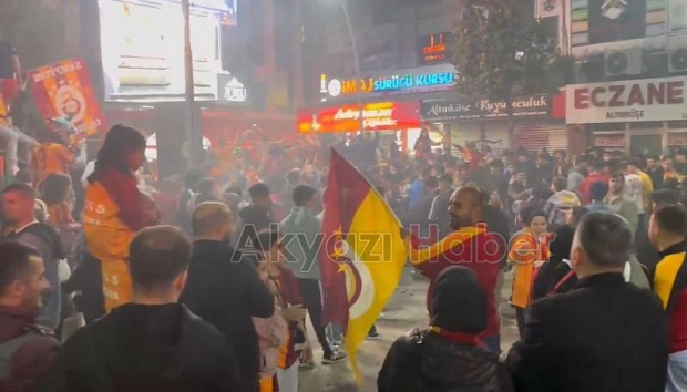 Galatasaray taraftarları Akyazı da şampiyonluğu kutladı