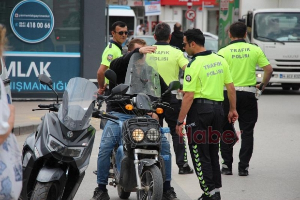 Akyazı'da Motosikletlere Sıkı Takip! Kural Tanımayanlara Ceza Yağdı.