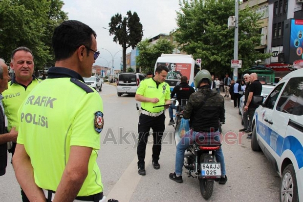 Akyazı'da Motosikletlere Sıkı Takip! Kural Tanımayanlara Ceza Yağdı.